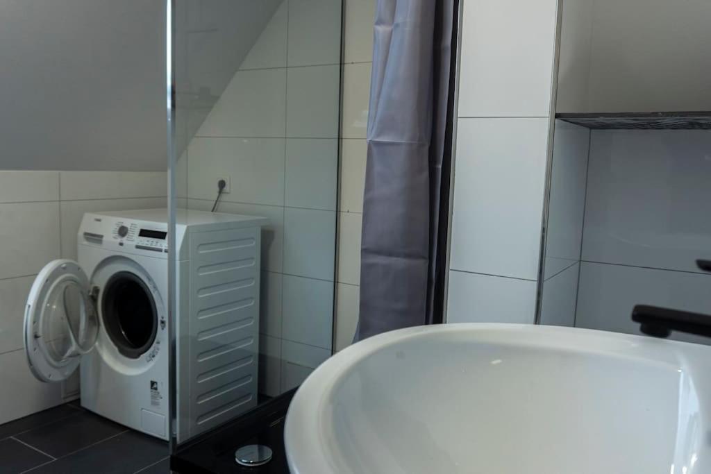 Moderne Ferienwohnung In Gelsenkirchen-Schalke Fuer 1 Bis 7 Personen Mit Terrasse, Ideal Fuer Gruppen & Stadionbesuche Exterior foto